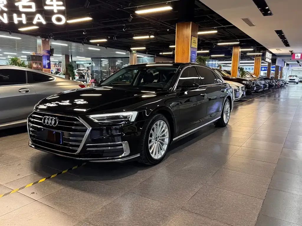 Audi A8 — фото 1