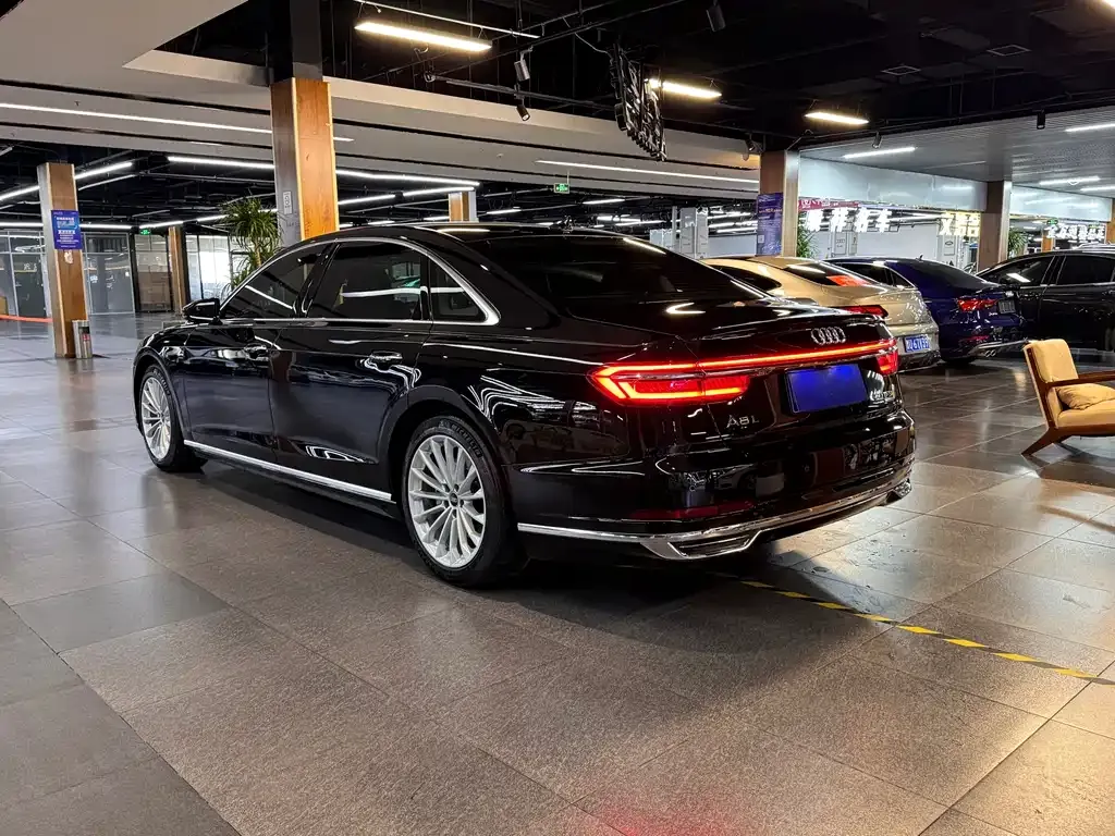 Audi A8 — фото 6
