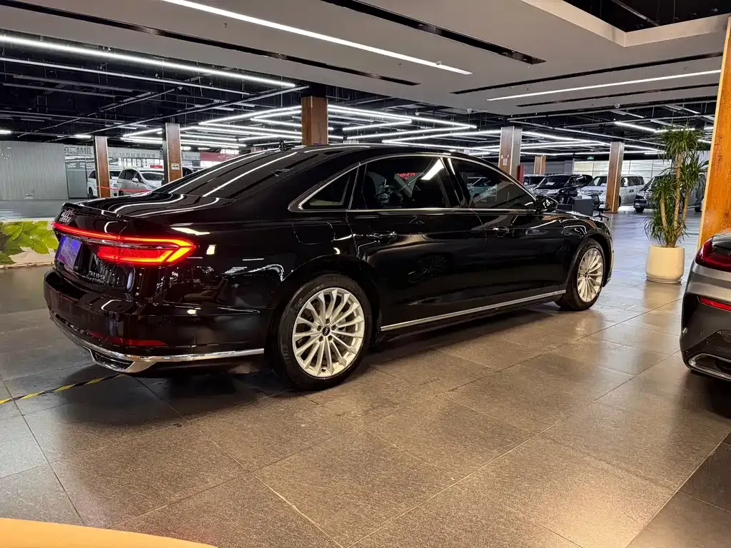 Audi A8 — фото 9