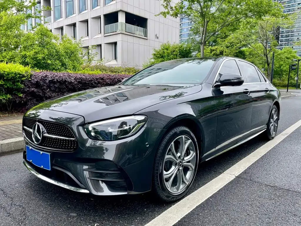 Mercedes-Benz E-Class — фото 1