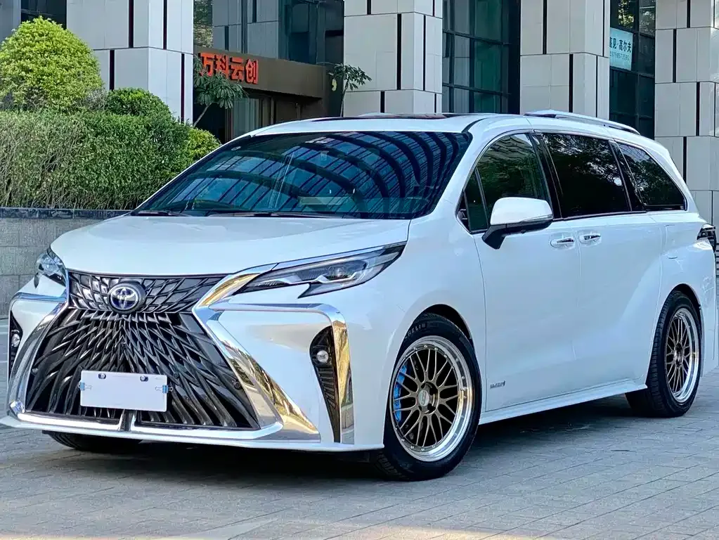Toyota Sienna 2023 из CN, фото 1