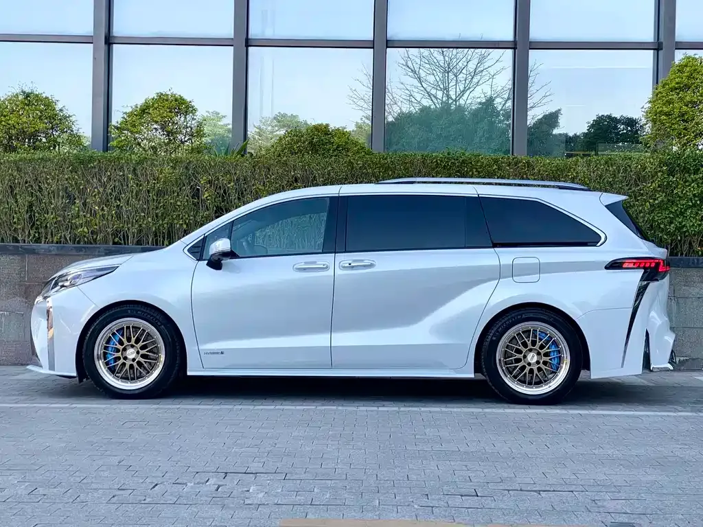 Toyota Sienna 2023 из CN, фото 4