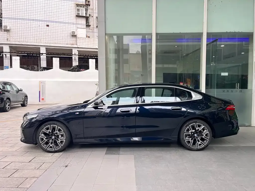 BMW 5 Series 2025 из CN, фото 3
