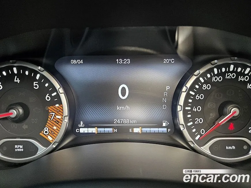Jeep Renegade — фото 10