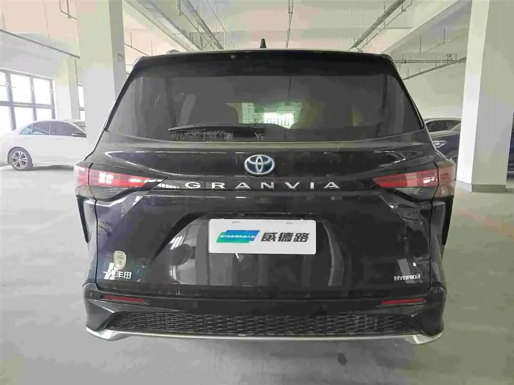 Toyota Granvia — фото 6