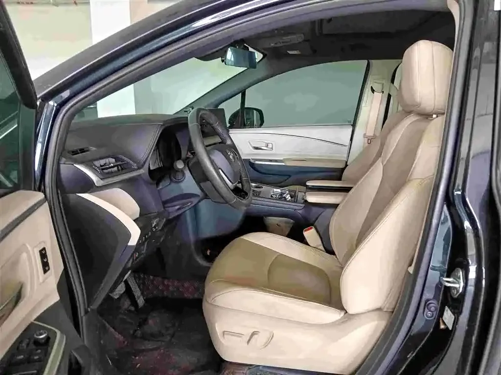 Toyota Granvia — фото 3