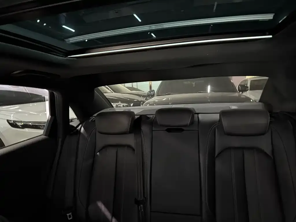 Audi A4L 2022 из CN, фото 8
