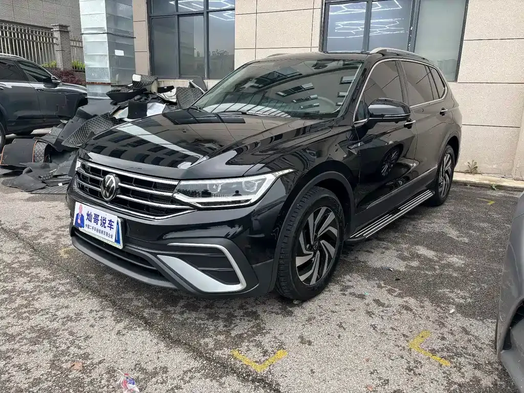 Volkswagen Tiguan L — фото 1