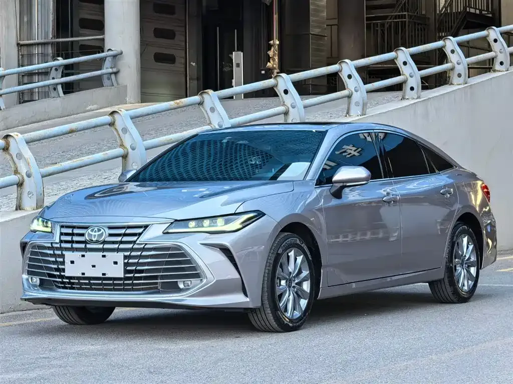 Toyota Avalon — фото 1
