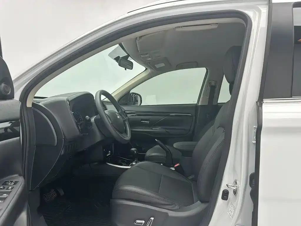 Mitsubishi Outlander 2023 из CN, фото 2