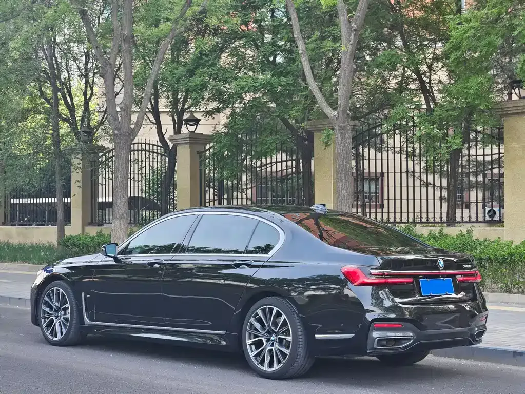 BMW 7 Series — фото 10