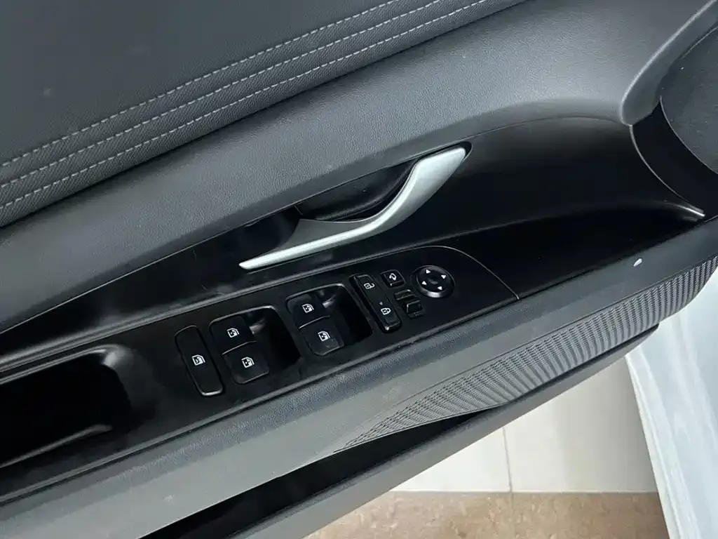Hyundai Elantra — фото 10