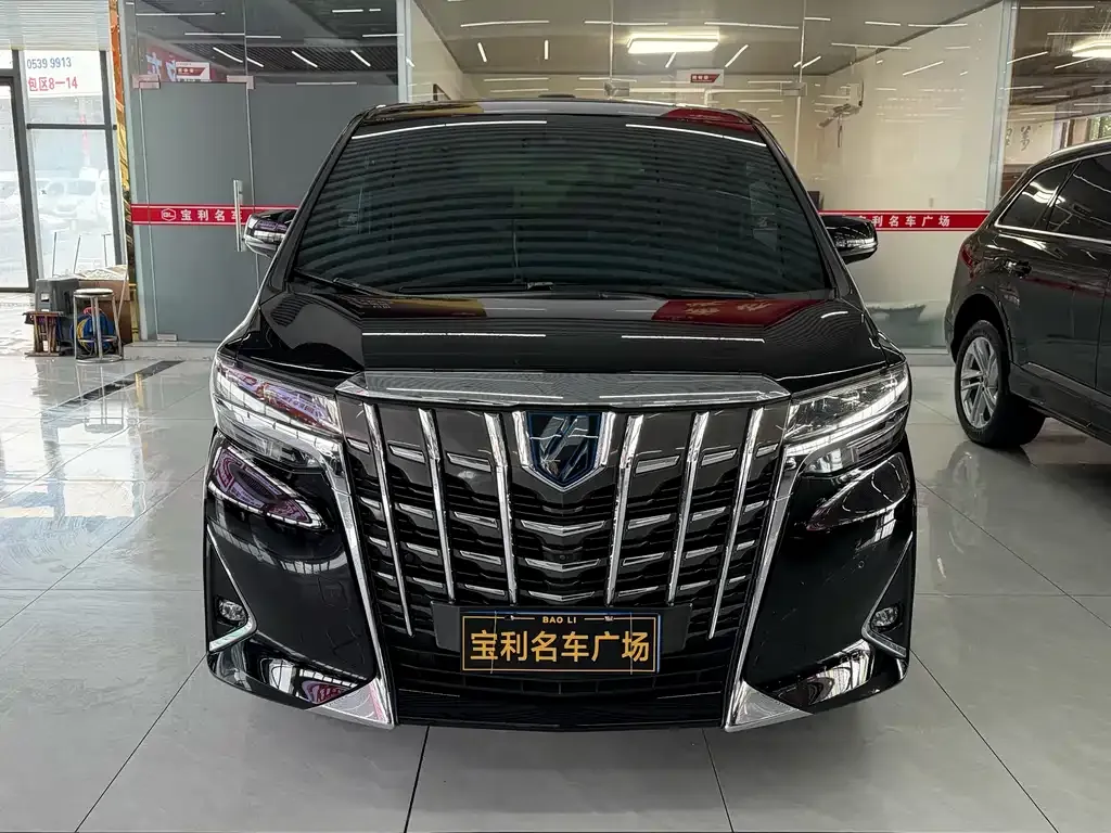 Toyota Alphard — фото 1