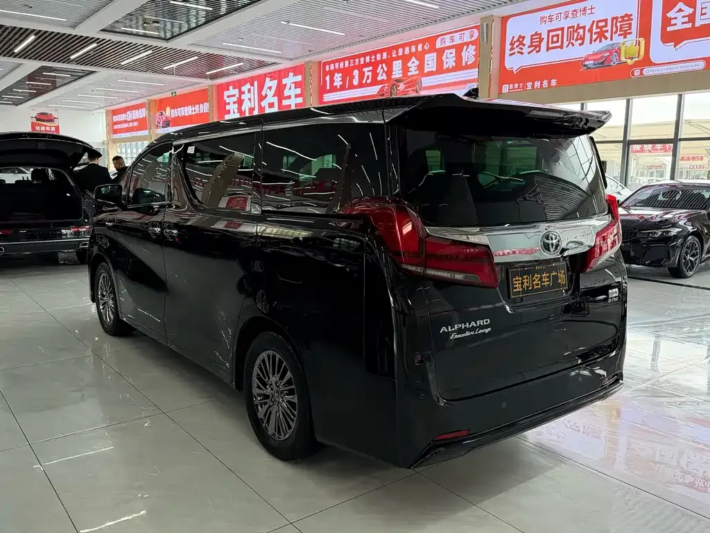 Toyota Alphard — фото 10