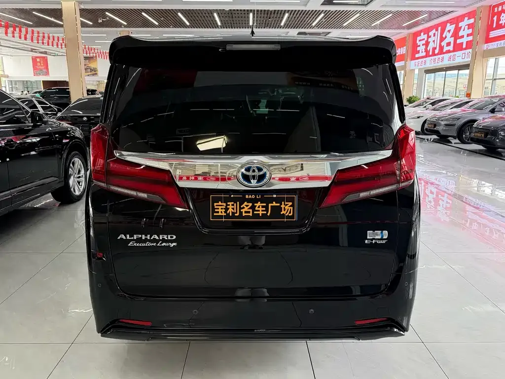Toyota Alphard — фото 4