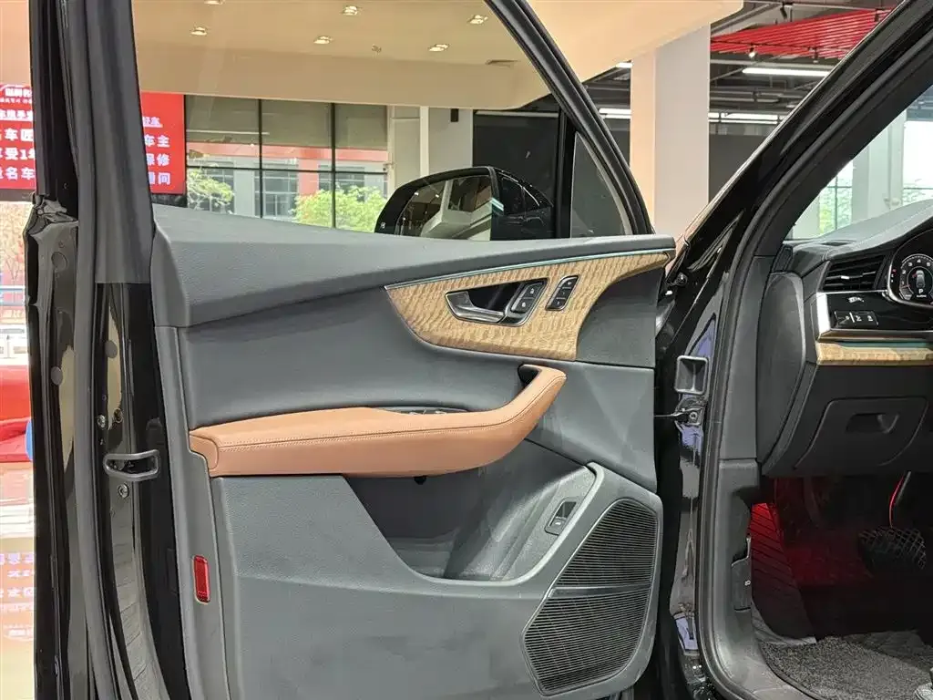Audi Q7 2025 из CN, фото 8
