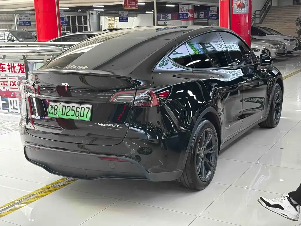 Tesla Model Y — фото 8