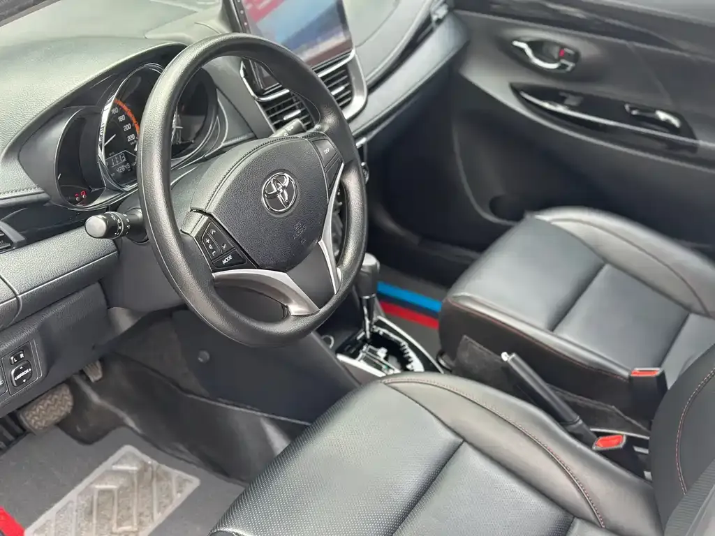 Toyota Yaris L — фото 3