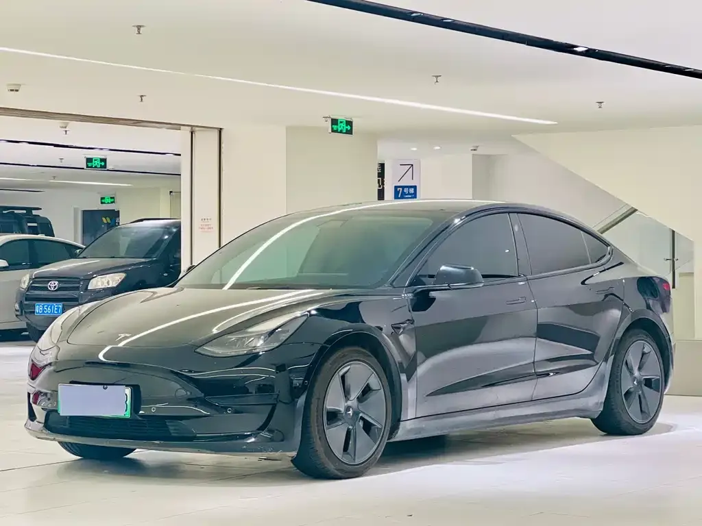 Tesla Model 3 — фото 1