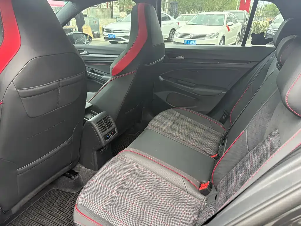 Volkswagen Golf GTI 2023 из CN, фото 3