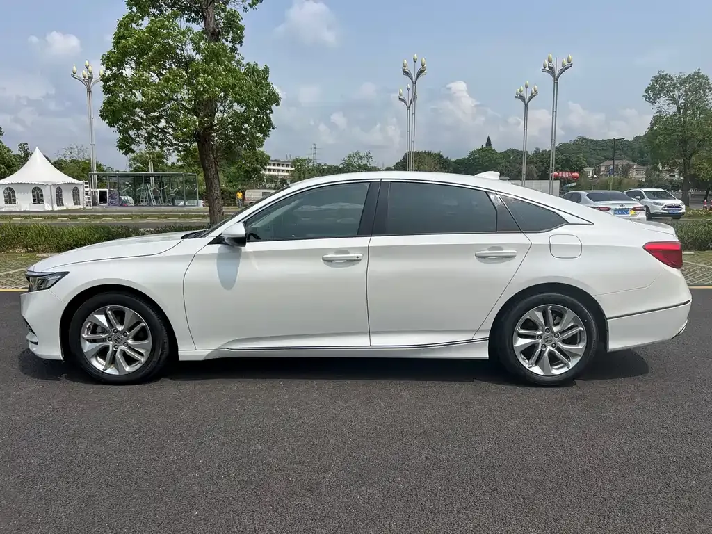 Honda Accord — фото 10