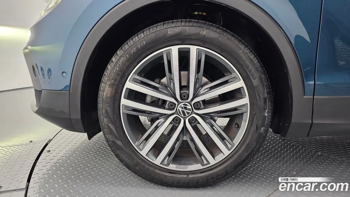 Volkswagen Tiguan — фото 8