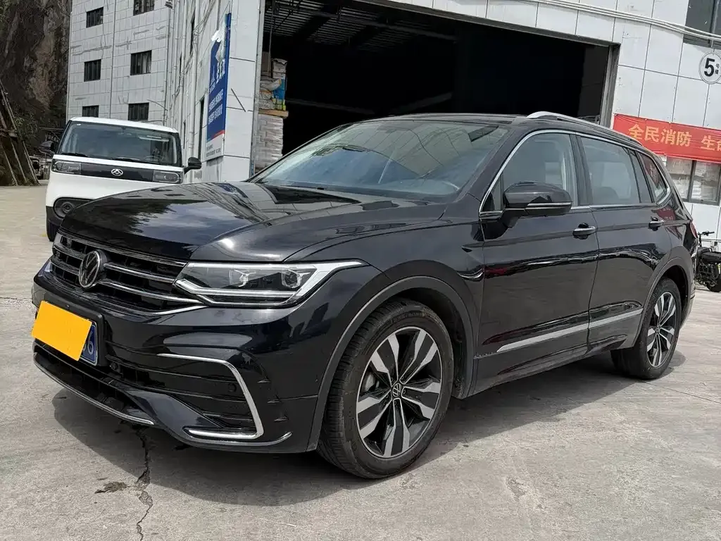 Volkswagen Tiguan L — фото 1