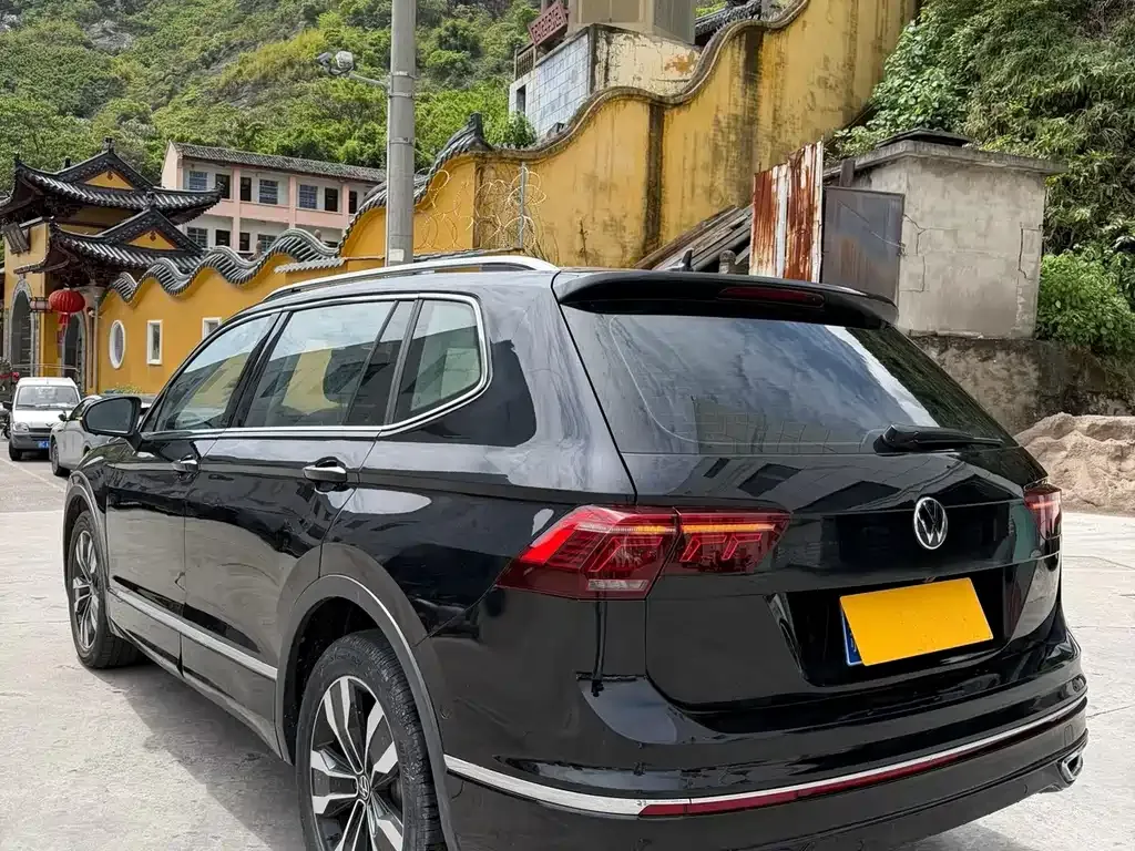 Volkswagen Tiguan L — фото 10