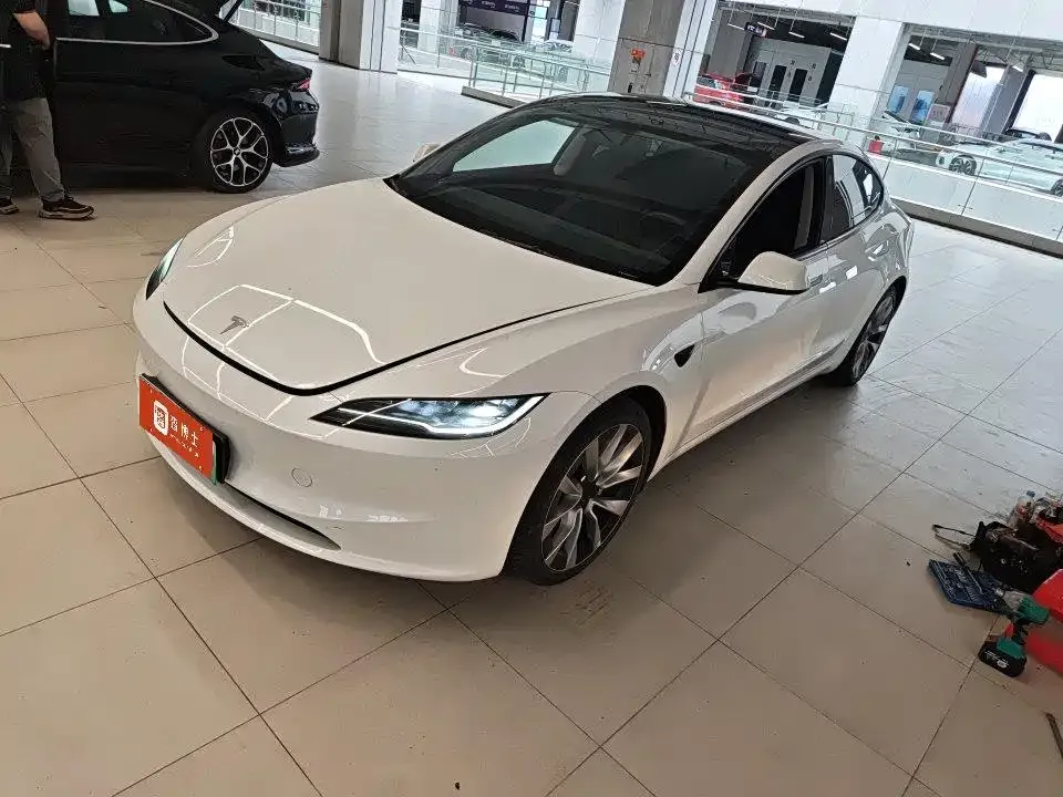 Tesla Model 3 — фото 1