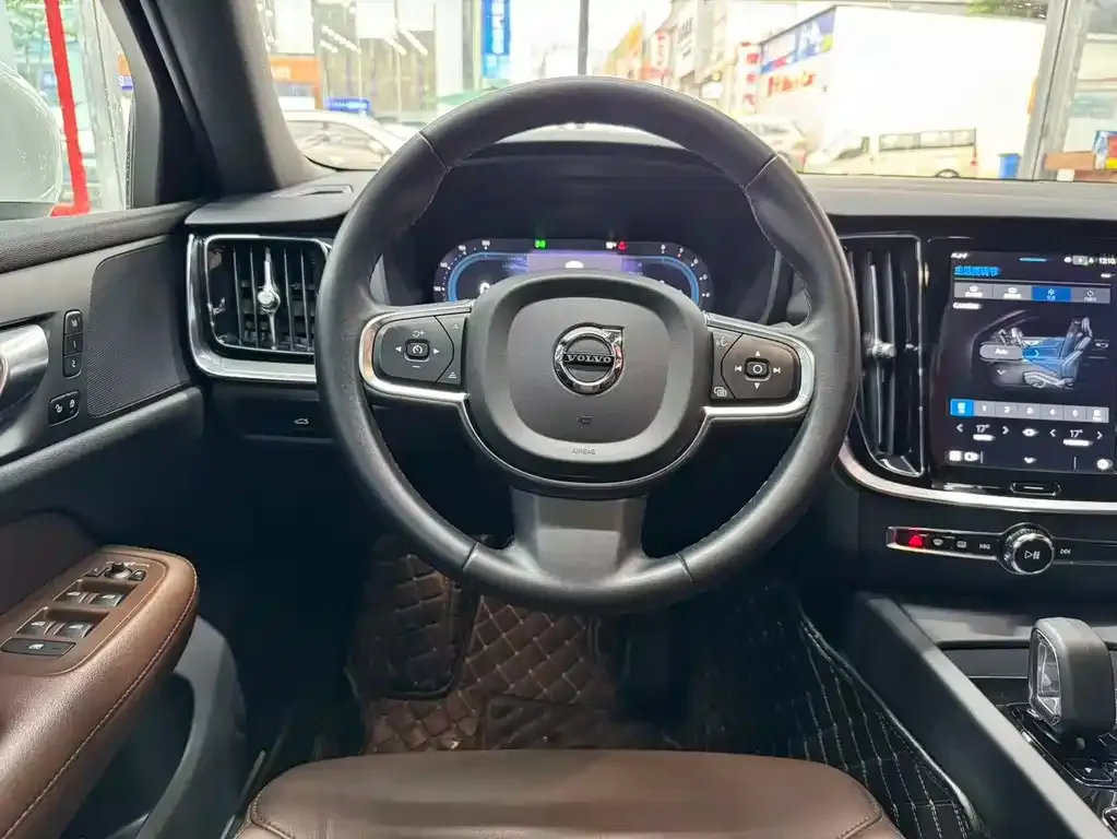 Volvo S60 2023 из CN, фото 4