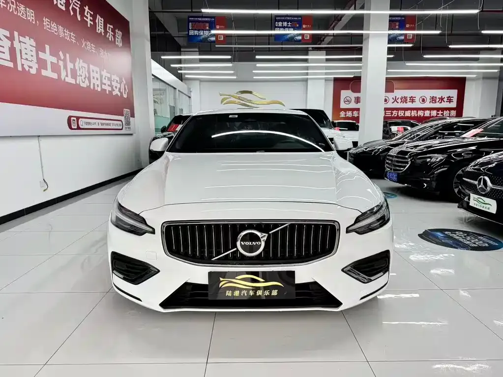 Volvo S60 2023 из CN, фото 2