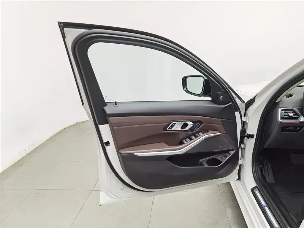 BMW 3 Series 2023 из CN, фото 5
