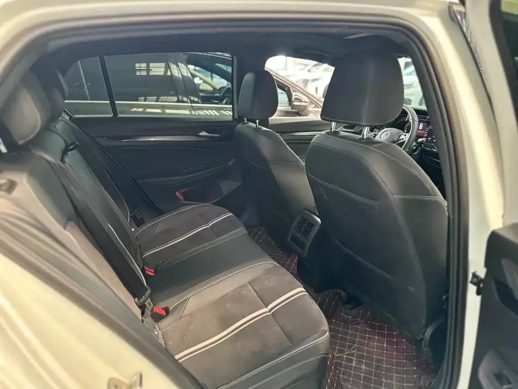 Volkswagen Golf 2024 из CN, фото 7