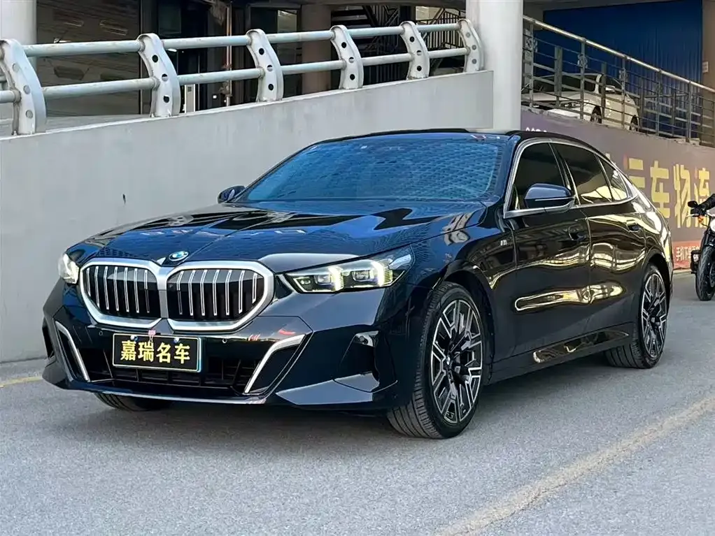 BMW 5 Series — фото 1