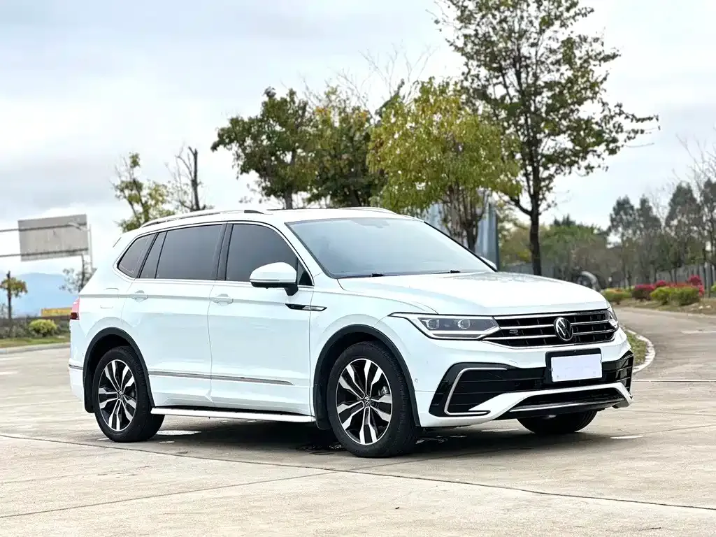Volkswagen Tiguan L — фото 1