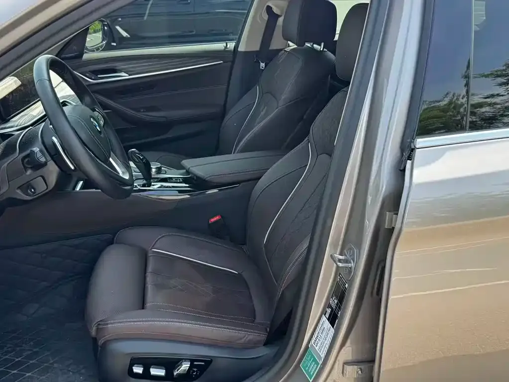 BMW 5 Series 2023 из CN, фото 8