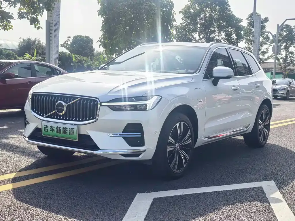 Volvo XC60 — фото 1