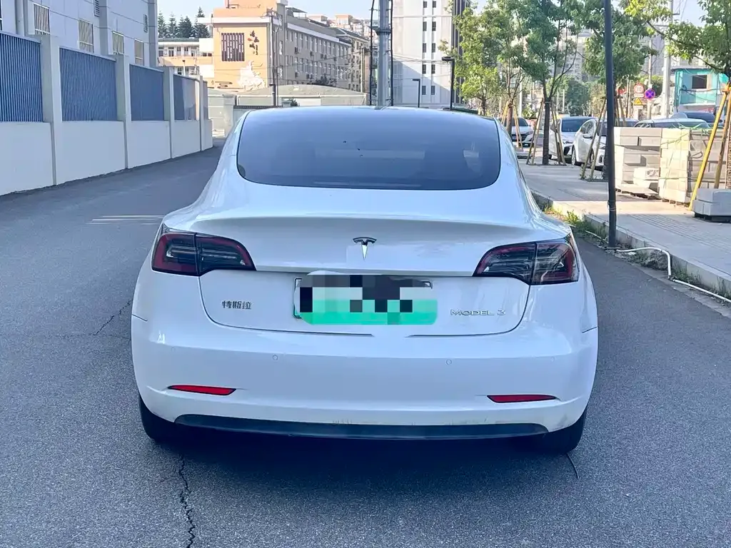 Tesla Model 3 — фото 9