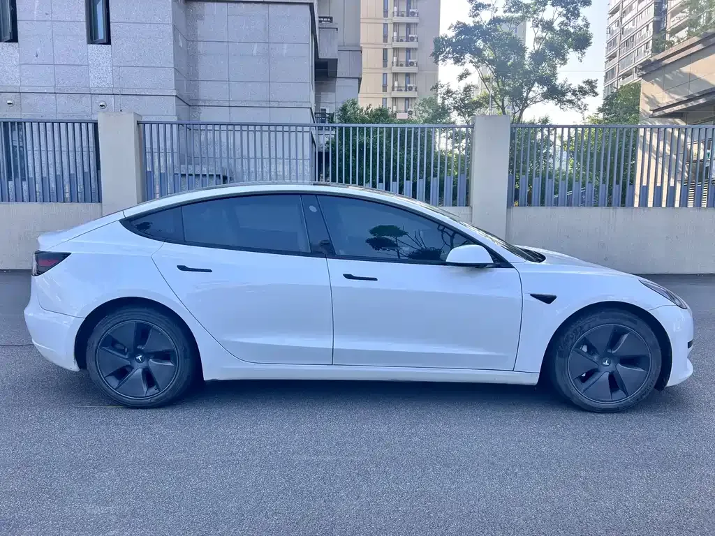 Tesla Model 3 — фото 8