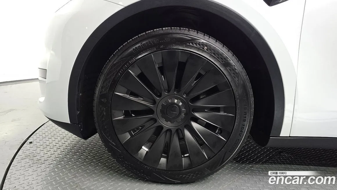 Tesla Model Y — фото 10