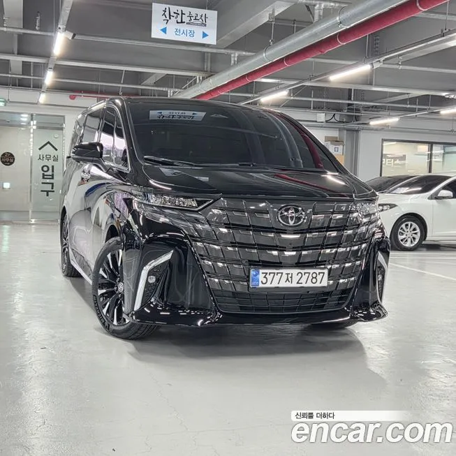 Toyota Alphard — фото 1