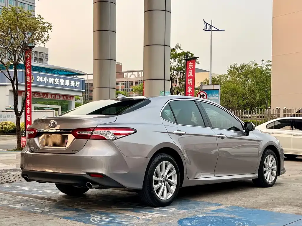 Toyota Camry — фото 9