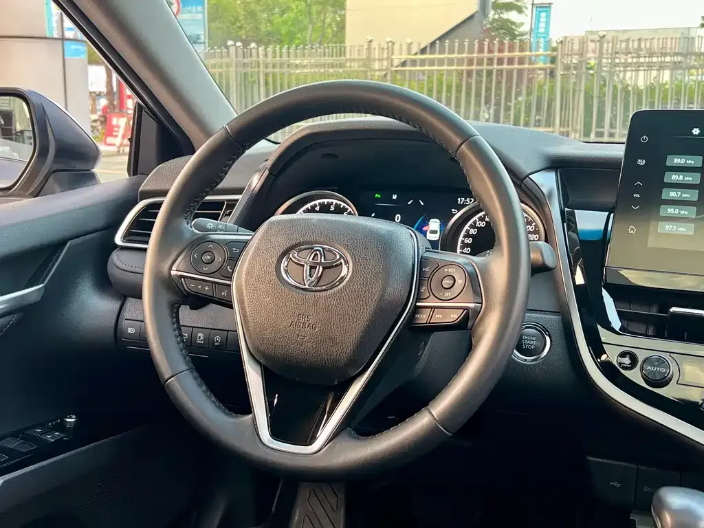 Toyota Camry — фото 2