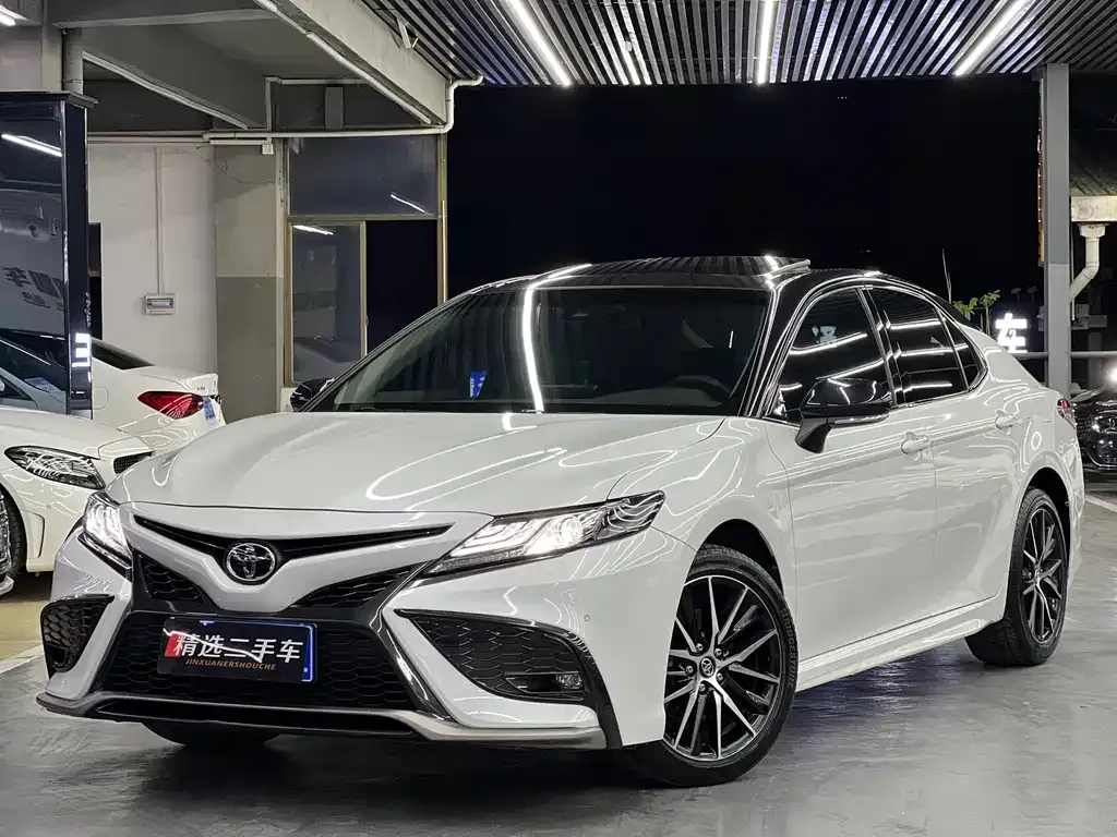 Toyota Camry — фото 1