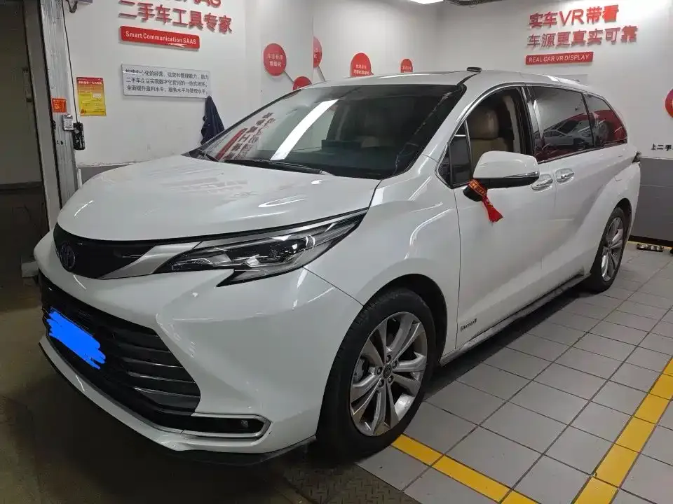 Toyota Sienna — фото 1