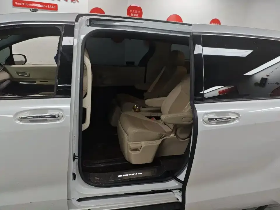 Toyota Sienna — фото 2
