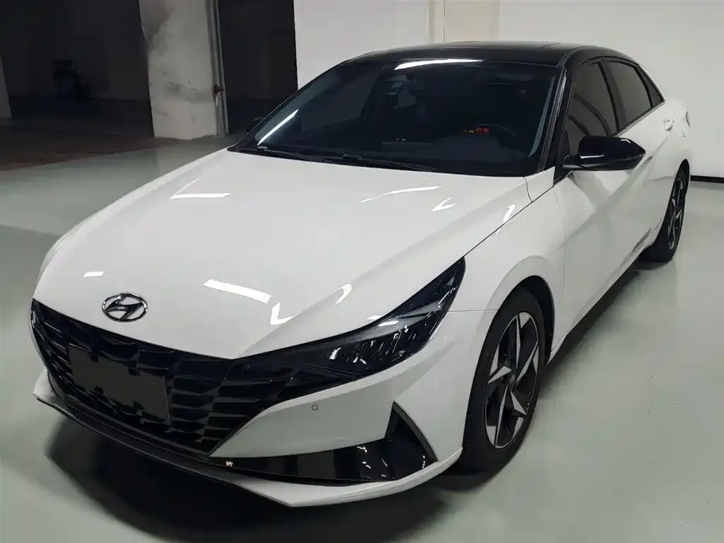 Hyundai Elantra — фото 1