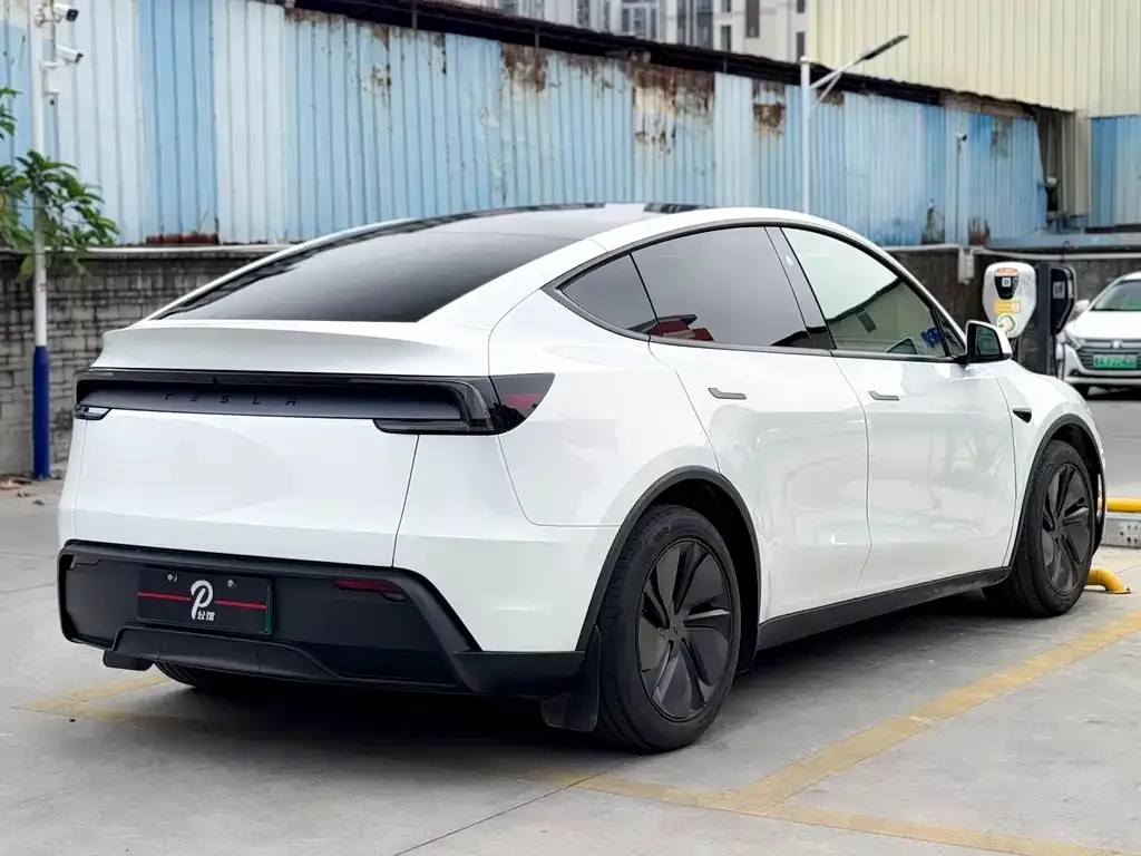 Tesla Model Y — фото 6