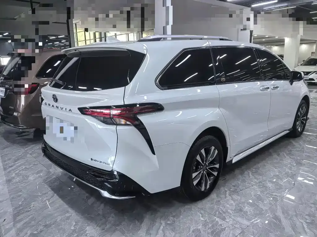 Toyota Granvia — фото 4