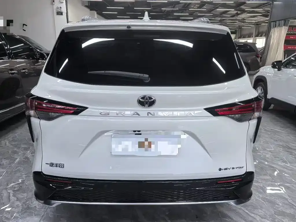 Toyota Granvia — фото 9